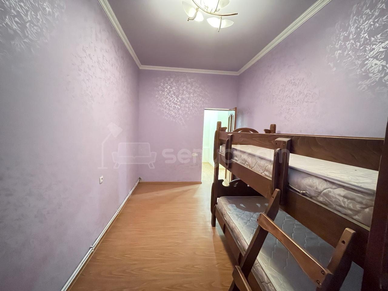 3 Սենյականոց Բնակարան Քարե Շենքում, 80քմ, 1/4 հարկ, Կապիտալ Վերանորոգված, Մասամբ Կահավորված