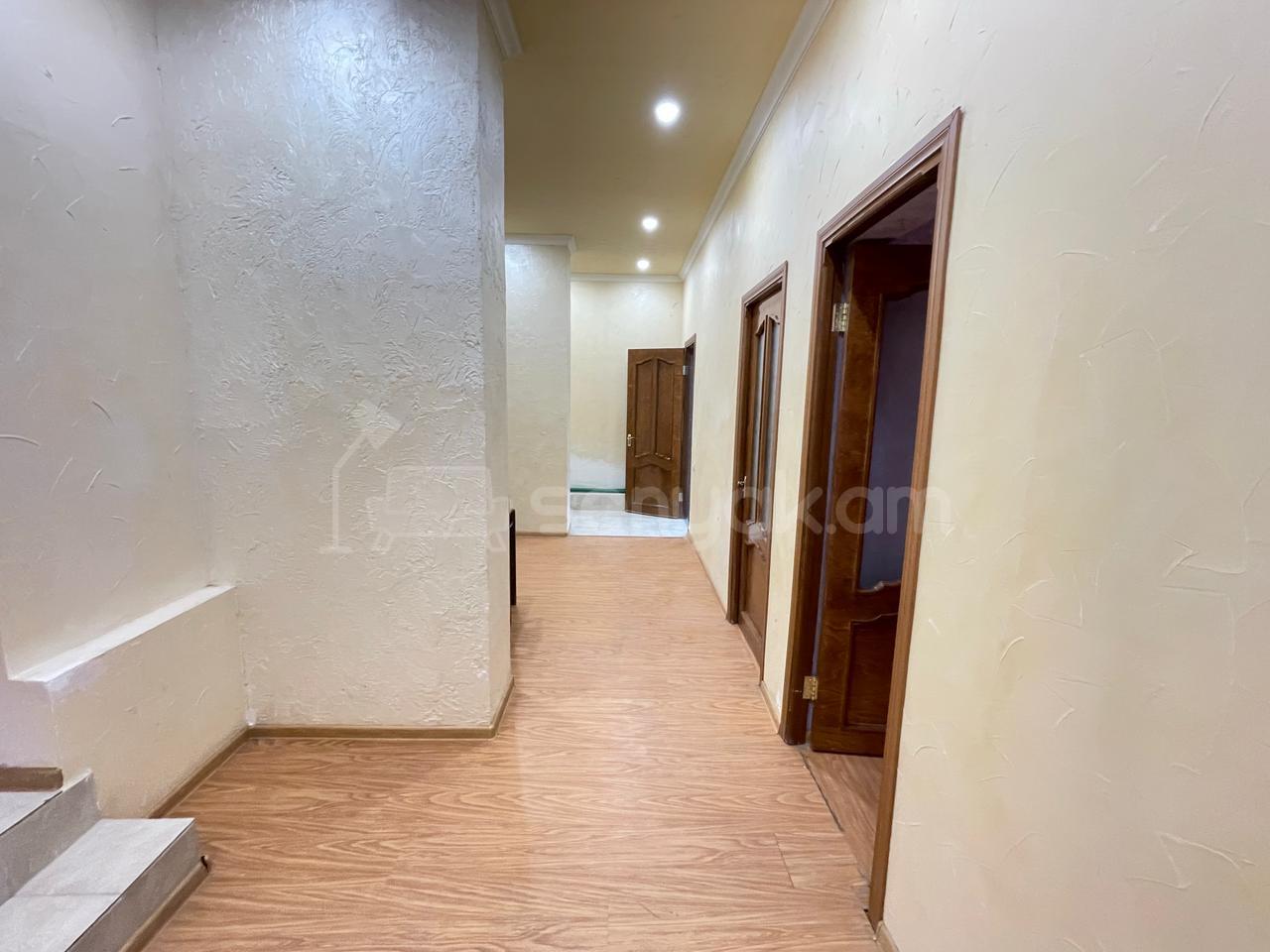 3 Սենյականոց Բնակարան Քարե Շենքում, 80քմ, 1/4 հարկ, Կապիտալ Վերանորոգված, Մասամբ Կահավորված