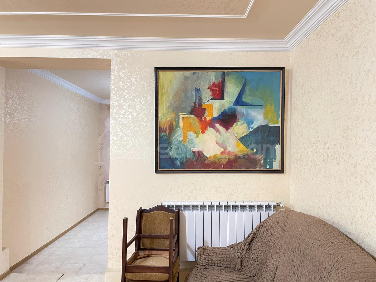 3 Սենյականոց Բնակարան Քարե Շենքում, 80քմ, 1/4 հարկ, Կապիտալ Վերանորոգված, Մասամբ Կահավորված