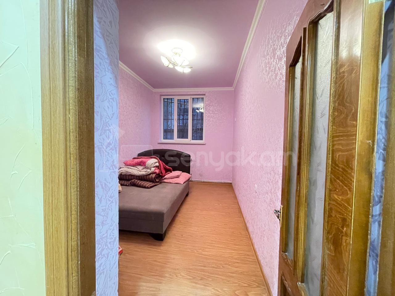 3 Սենյականոց Բնակարան Քարե Շենքում, 80քմ, 1/4 հարկ, Կապիտալ Վերանորոգված, Մասամբ Կահավորված