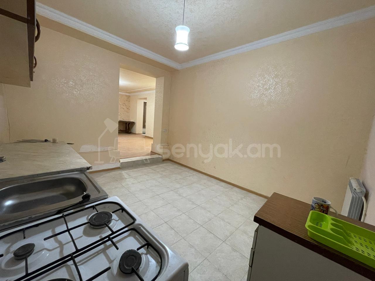 3 Սենյականոց Բնակարան Քարե Շենքում, 80քմ, 1/4 հարկ, Կապիտալ Վերանորոգված, Մասամբ Կահավորված