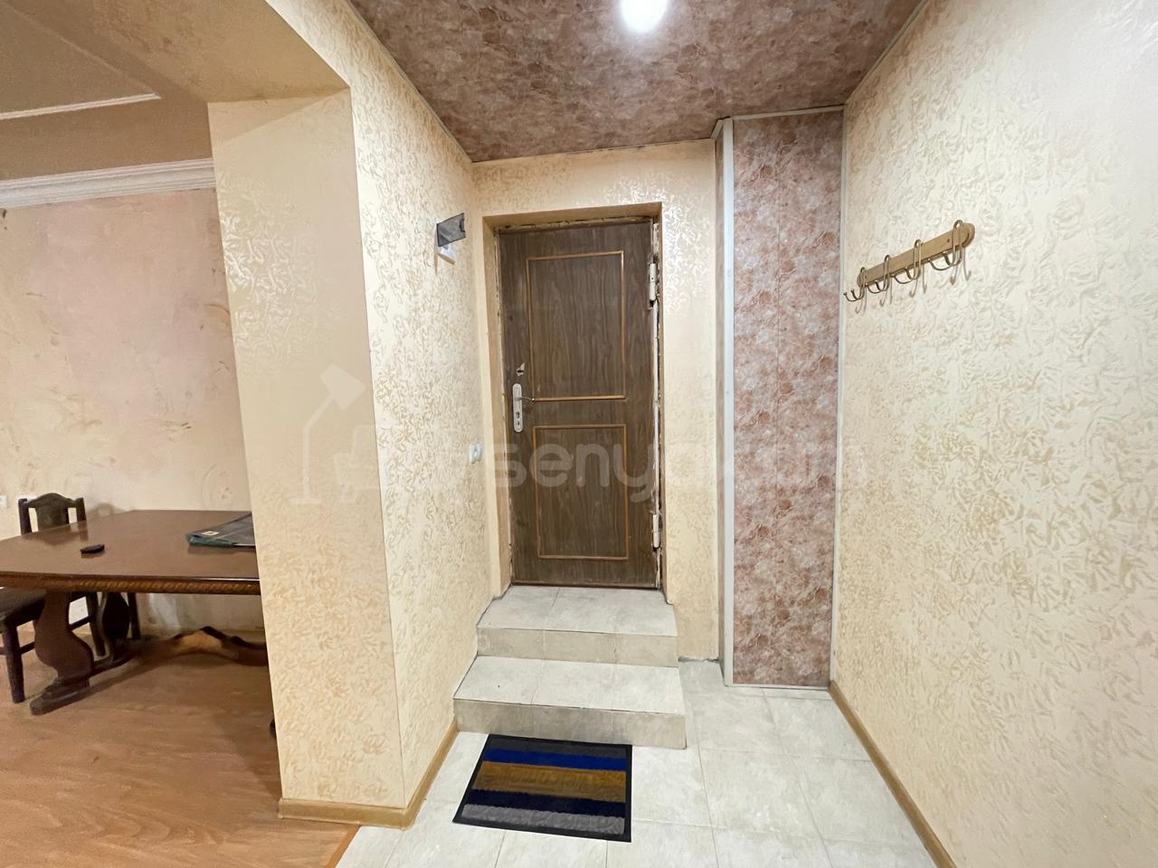 3 Սենյականոց Բնակարան Քարե Շենքում, 80քմ, 1/4 հարկ, Կապիտալ Վերանորոգված, Մասամբ Կահավորված