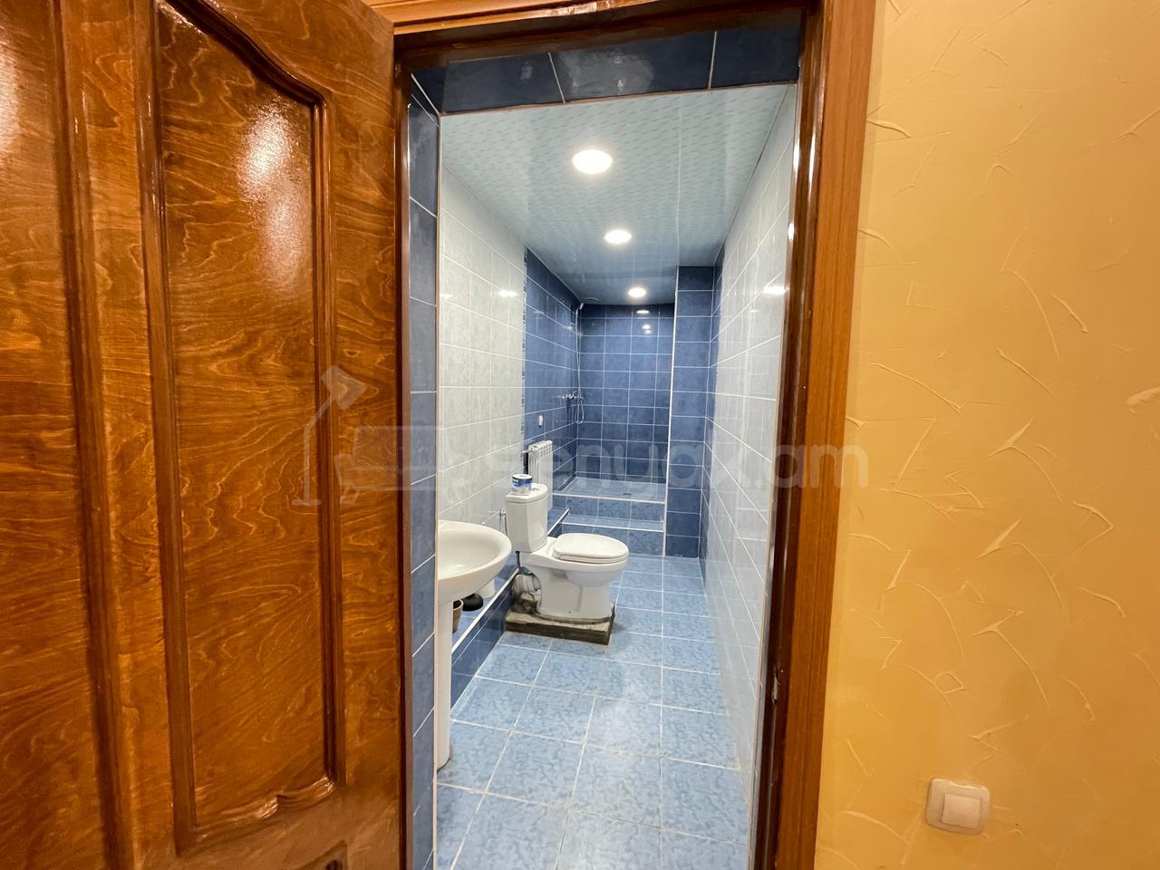 3 Սենյականոց Բնակարան Քարե Շենքում, 80քմ, 1/4 հարկ, Կապիտալ Վերանորոգված, Մասամբ Կահավորված