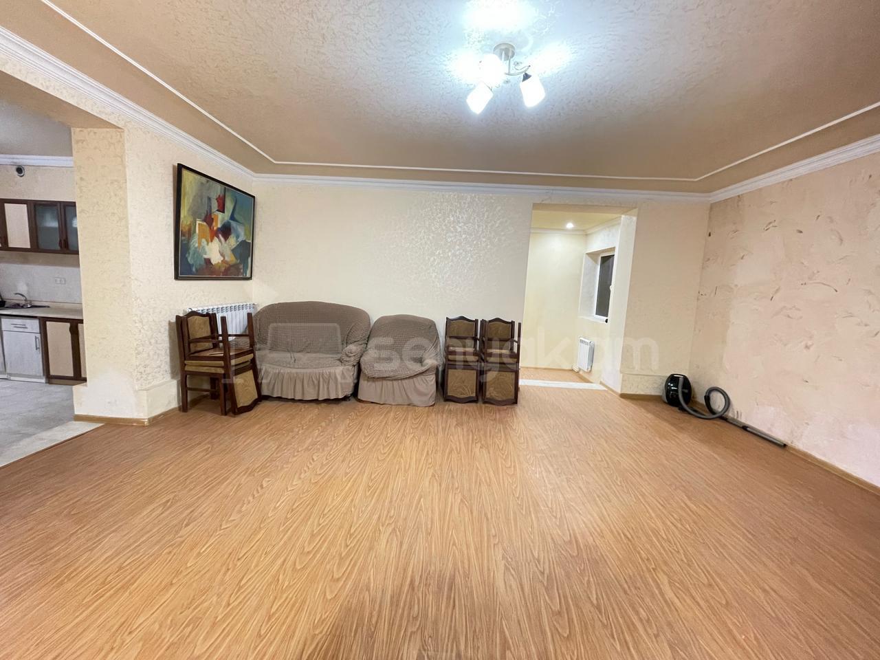 3 Սենյականոց Բնակարան Քարե Շենքում, 80քմ, 1/4 հարկ, Կապիտալ Վերանորոգված, Մասամբ Կահավորված