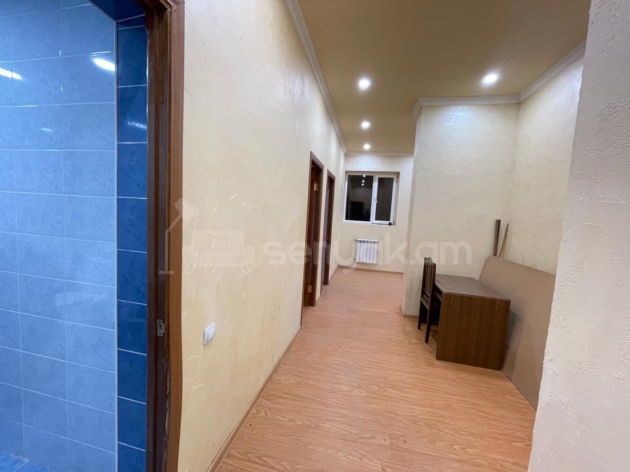 3 Սենյականոց Բնակարան Քարե Շենքում, 80քմ, 1/4 հարկ, Կապիտալ Վերանորոգված, Մասամբ Կահավորված