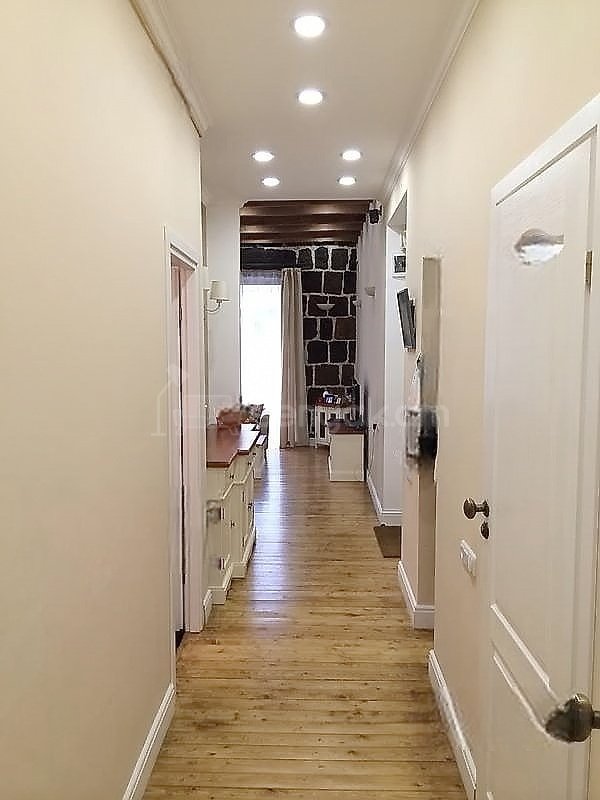 3 Սենյականոց Բնակարան Քարե Շենքում, 80քմ, 3/5 հարկ, Կապիտալ Վերանորոգված