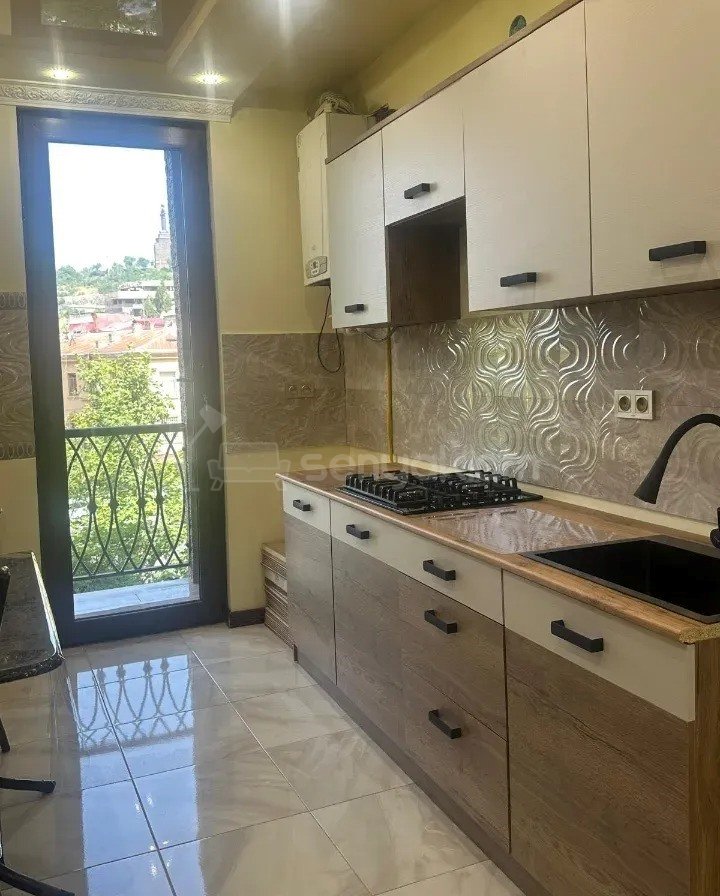 2 Սենյականոց Բնակարան Քարե Շենքում, 75քմ, 3/7 հարկ, Դիզայներական Վերանորոգված