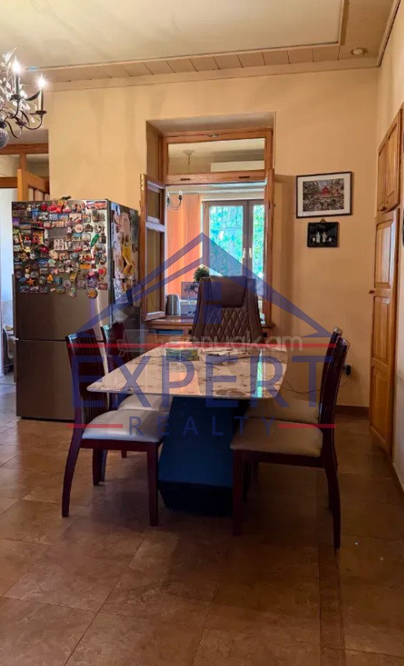 4 Սենյականոց Բնակարան Քարե Շենքում, 161քմ, 5/5 հարկ, Կապիտալ Վերանորոգված