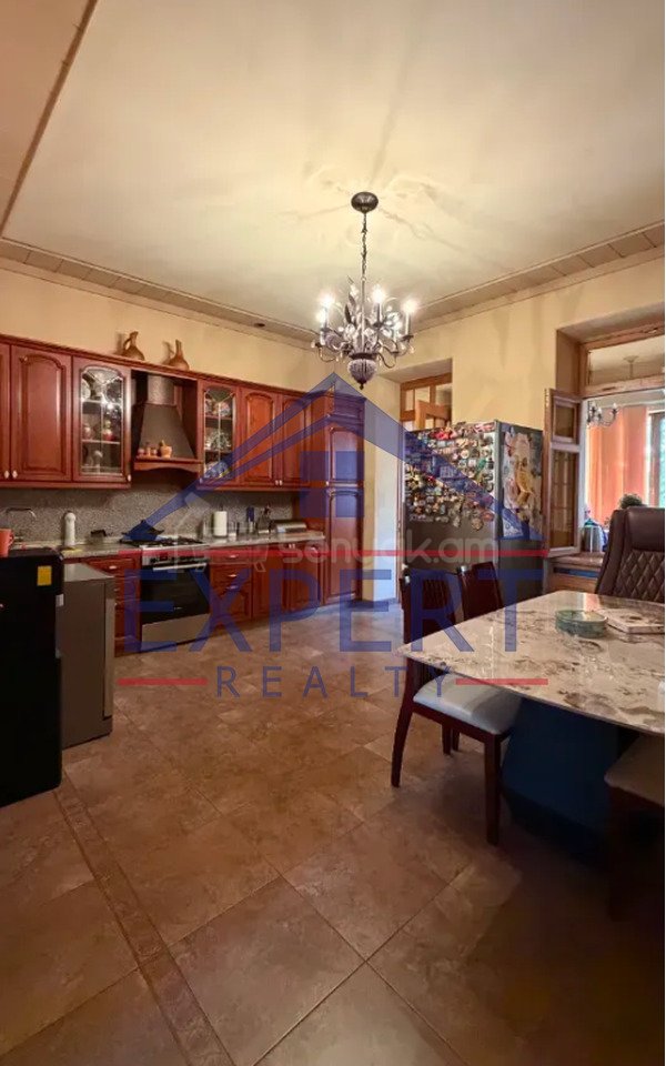 4 Սենյականոց Բնակարան Քարե Շենքում, 161քմ, 5/5 հարկ, Կապիտալ Վերանորոգված