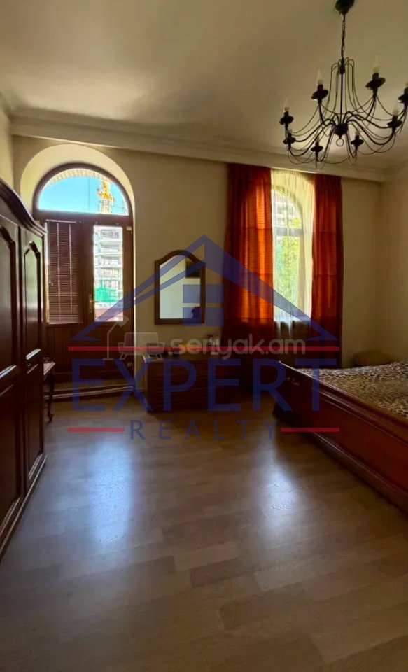 4 Սենյականոց Բնակարան Քարե Շենքում, 161քմ, 5/5 հարկ, Կապիտալ Վերանորոգված