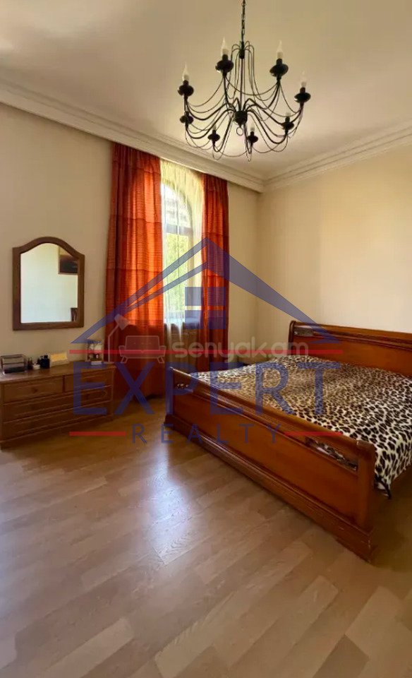 4 Սենյականոց Բնակարան Քարե Շենքում, 161քմ, 5/5 հարկ, Կապիտալ Վերանորոգված