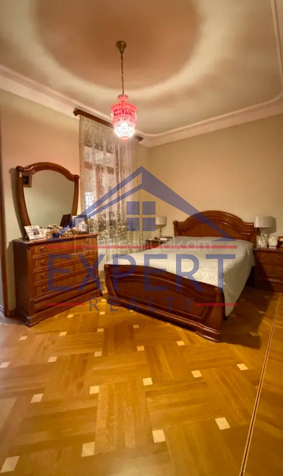 4 Սենյականոց Բնակարան Քարե Շենքում, 161քմ, 5/5 հարկ, Կապիտալ Վերանորոգված