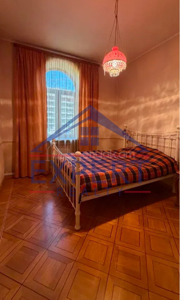 4 Սենյականոց Բնակարան Քարե Շենքում, 161քմ, 5/5 հարկ, Կապիտալ Վերանորոգված