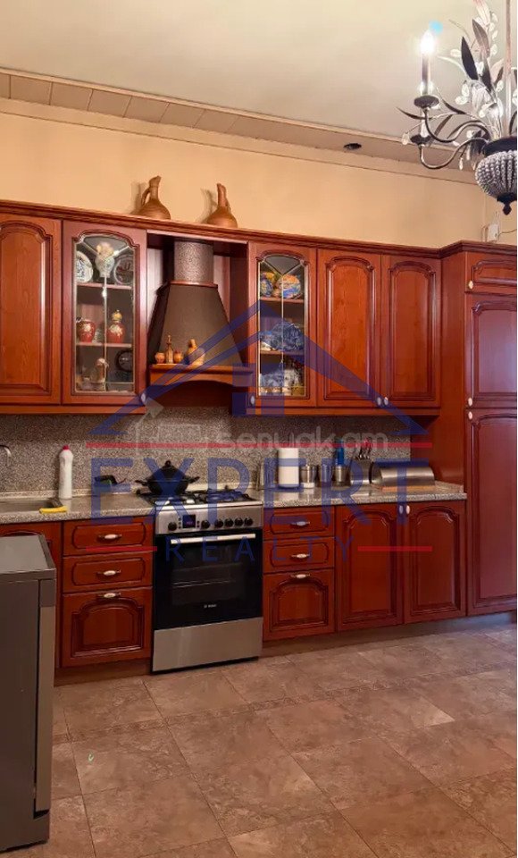 4 Սենյականոց Բնակարան Քարե Շենքում, 161քմ, 5/5 հարկ, Կապիտալ Վերանորոգված