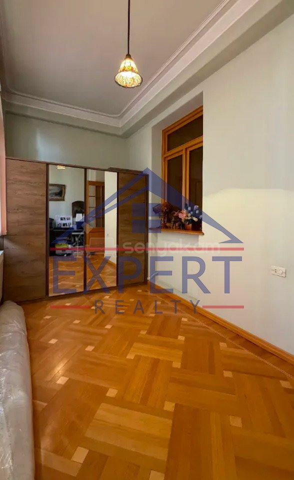 4 Սենյականոց Բնակարան Քարե Շենքում, 161քմ, 5/5 հարկ, Կապիտալ Վերանորոգված