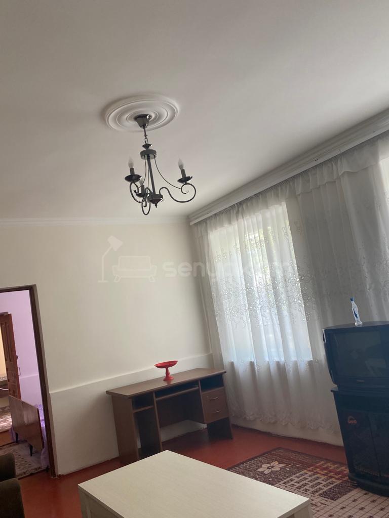 2 Սենյականոց Բնակարան Քարե Շենքում, 48քմ, 2/2 հարկ, Նորմալ Վիճակում, Կահավորված, Արևկող