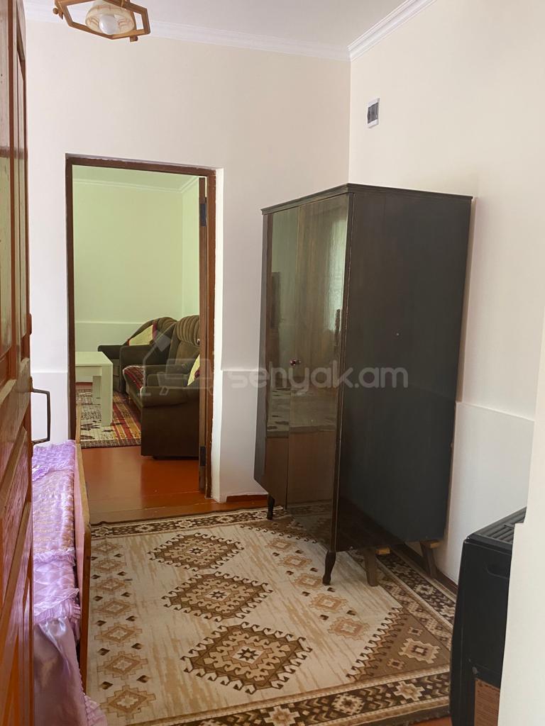 2 Սենյականոց Բնակարան Քարե Շենքում, 48քմ, 2/2 հարկ, Նորմալ Վիճակում, Կահավորված, Արևկող