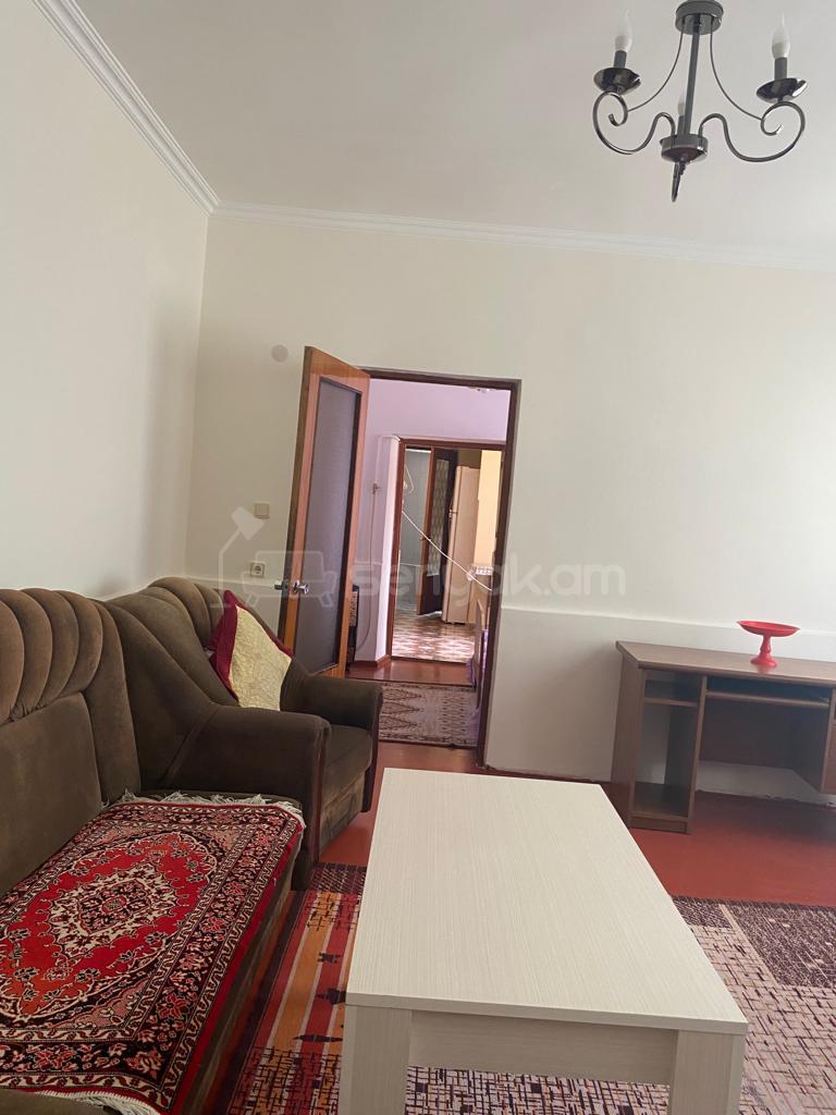 2 Սենյականոց Բնակարան Քարե Շենքում, 48քմ, 2/2 հարկ, Նորմալ Վիճակում, Կահավորված, Արևկող