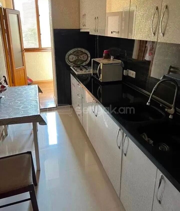 3 Սենյականոց Բնակարան Քարե Շենքում, 67քմ, 4/5 հարկ, Կապիտալ Վերանորոգված, Կահավորված, Արևկող