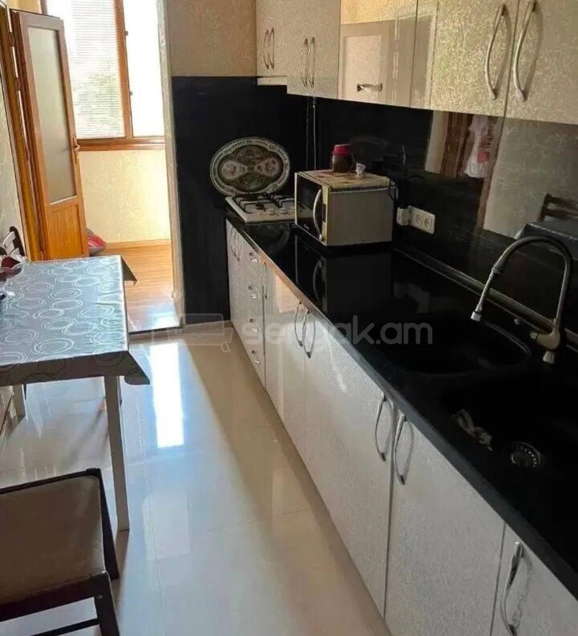 3 Սենյականոց Բնակարան Քարե Շենքում, 68քմ, 4/5 հարկ, Նորմալ Վիճակում, Կահավորված