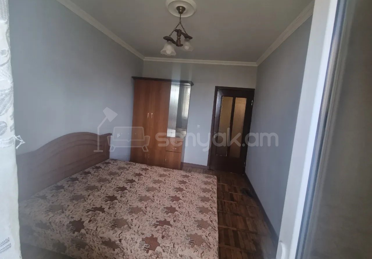 3 Սենյականոց Բնակարան Քարե Շենքում, 80քմ, 5/5 հարկ, Նորմալ Վիճակում, Կահավորված