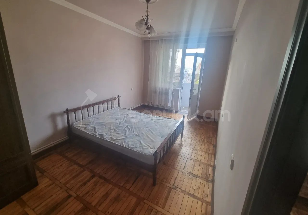 3 Սենյականոց Բնակարան Քարե Շենքում, 80քմ, 5/5 հարկ, Նորմալ Վիճակում, Կահավորված