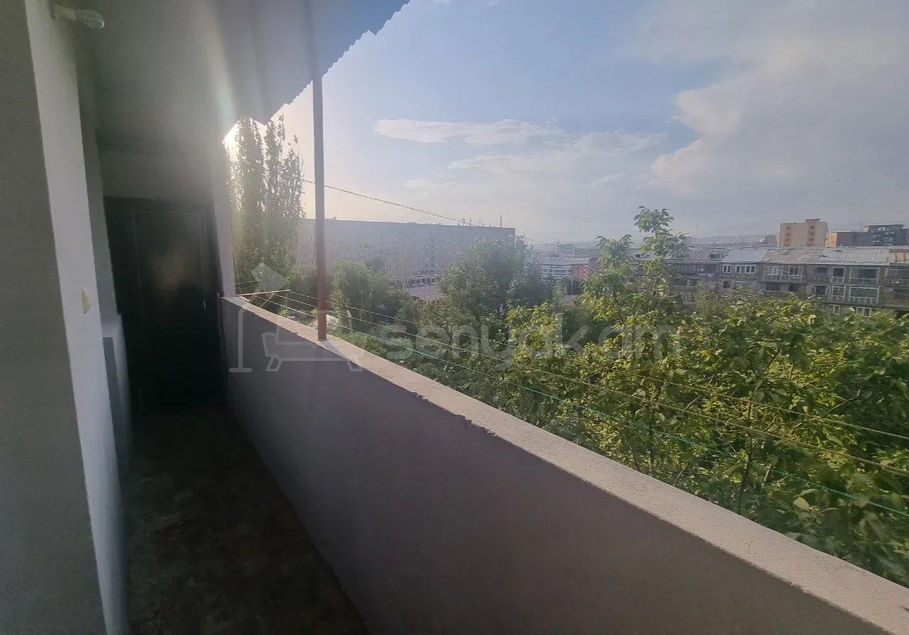 3 Սենյականոց Բնակարան Քարե Շենքում, 80քմ, 5/5 հարկ, Նորմալ Վիճակում, Կահավորված