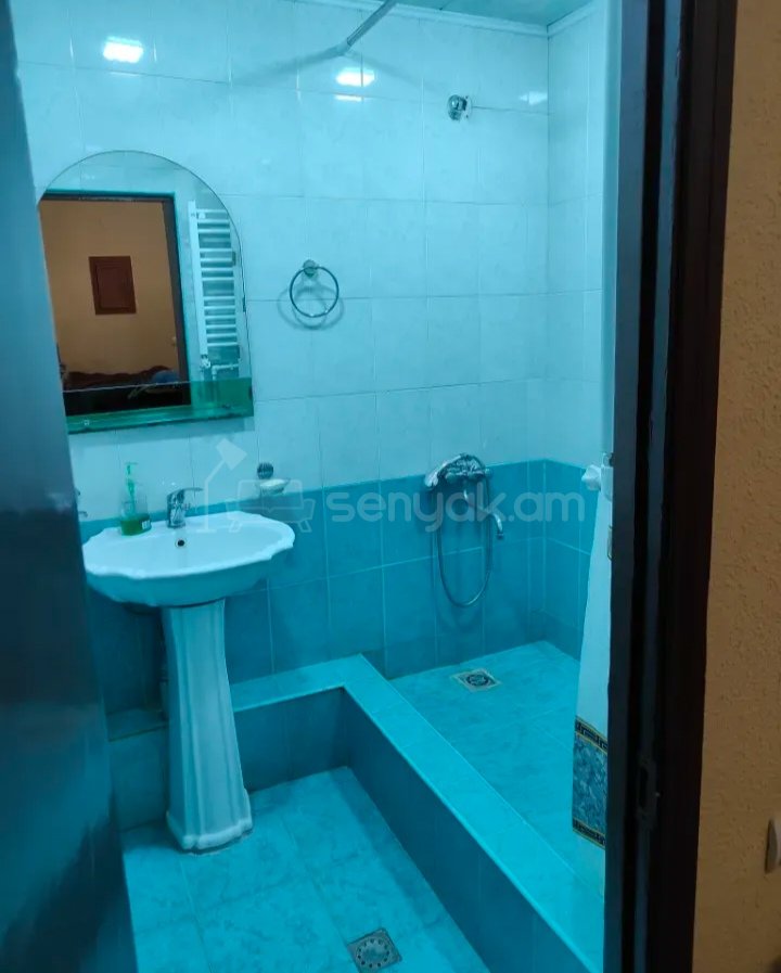 3 Սենյականոց Բնակարան Քարե Շենքում, 80քմ, 5/5 հարկ, Նորմալ Վիճակում, Կահավորված