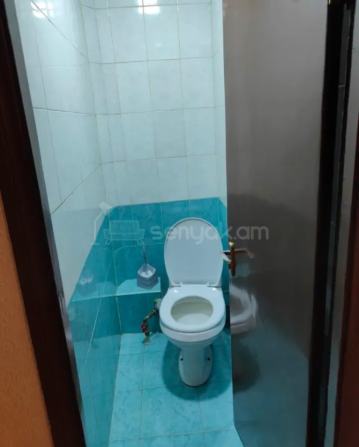 3 Սենյականոց Բնակարան Քարե Շենքում, 80քմ, 5/5 հարկ, Նորմալ Վիճակում, Կահավորված