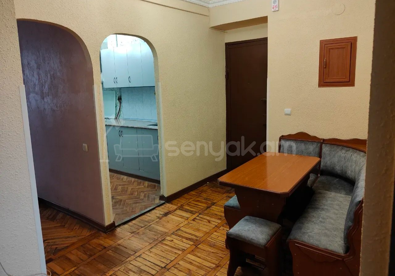 3 Սենյականոց Բնակարան Քարե Շենքում, 80քմ, 5/5 հարկ, Նորմալ Վիճակում, Կահավորված