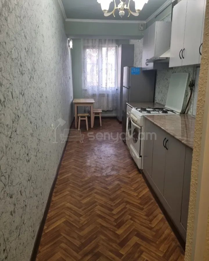 3 Սենյականոց Բնակարան Քարե Շենքում, 80քմ, 5/5 հարկ, Նորմալ Վիճակում, Կահավորված