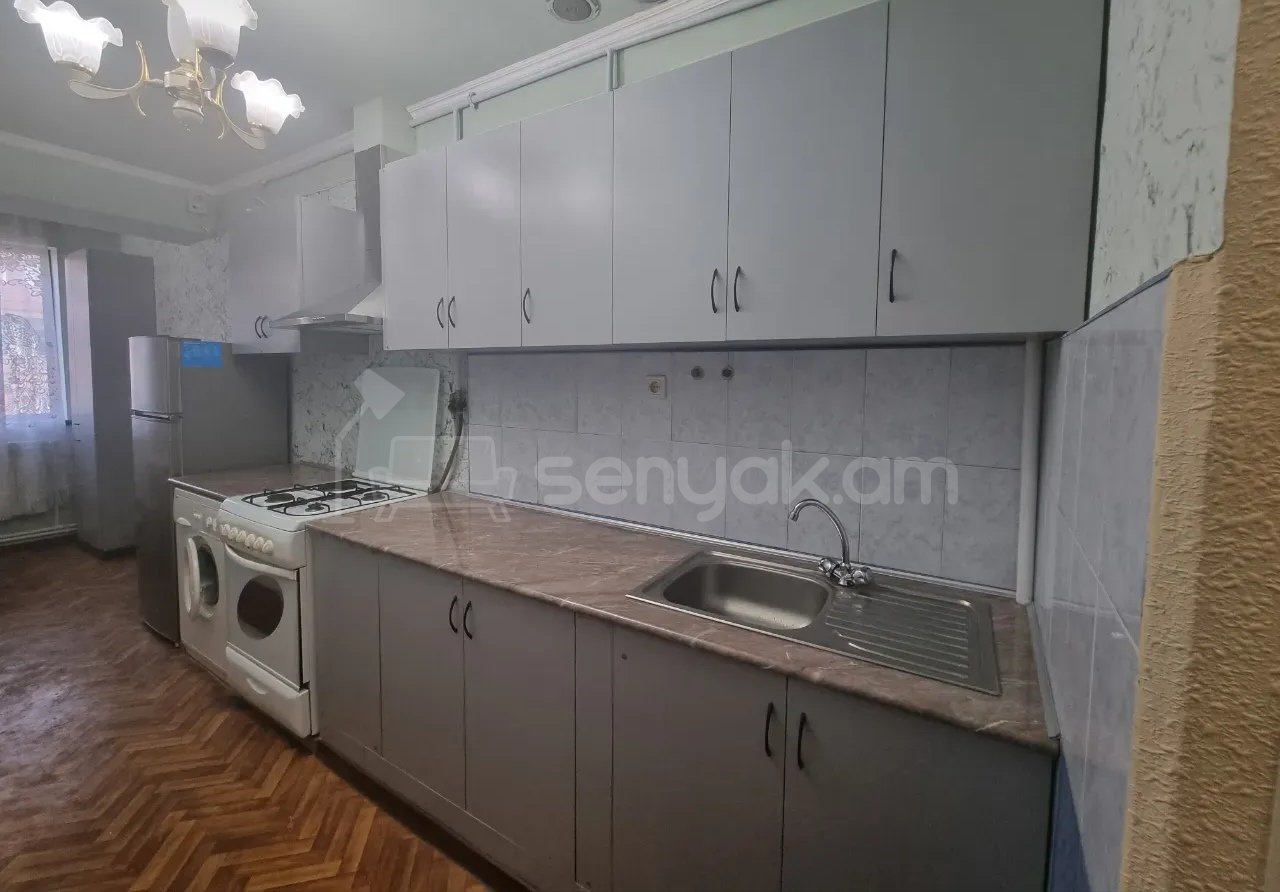 3 Սենյականոց Բնակարան Քարե Շենքում, 80քմ, 5/5 հարկ, Նորմալ Վիճակում, Կահավորված