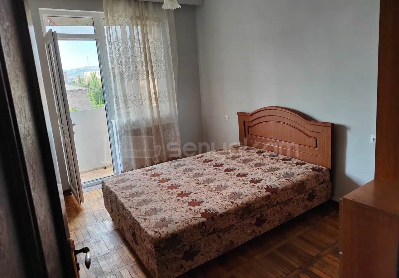 3 Սենյականոց Բնակարան Քարե Շենքում, 80քմ, 5/5 հարկ, Նորմալ Վիճակում, Կահավորված