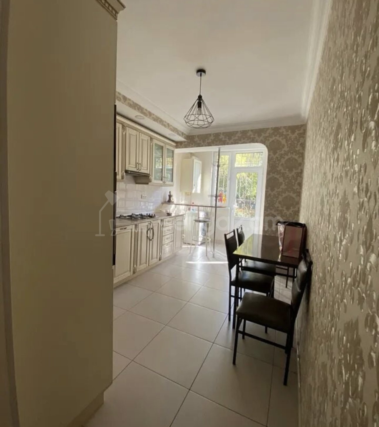 3 Սենյականոց Բնակարան Քարե Շենքում, 108քմ, 1/5 հարկ, Դիզայներական Վերանորոգված, Կահավորված