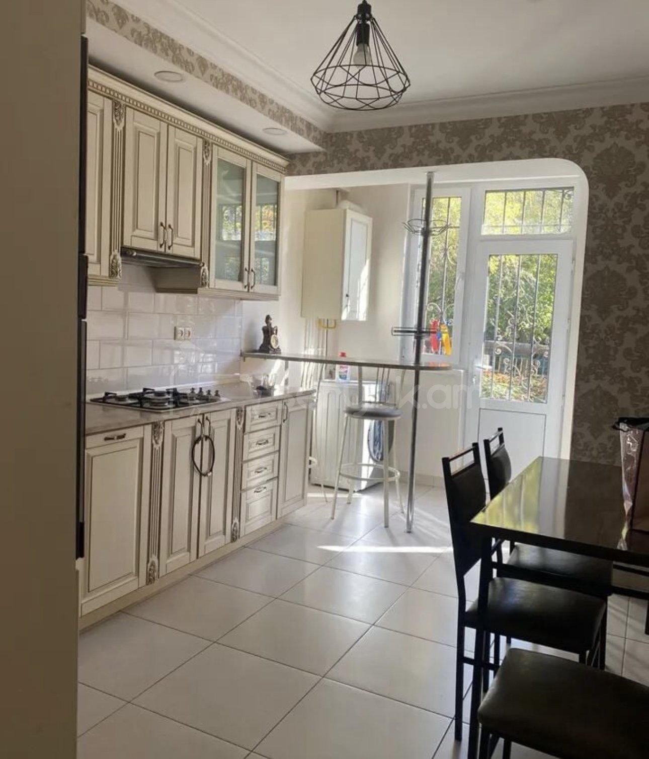 3 Սենյականոց Բնակարան Քարե Շենքում, 108քմ, 1/5 հարկ, Դիզայներական Վերանորոգված, Կահավորված