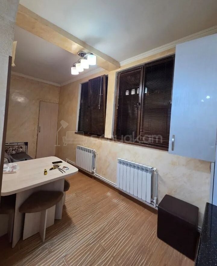 3 Սենյականոց Բնակարան Քարե Շենքում, 67քմ, 3/5 հարկ, Կապիտալ Վերանորոգված, Կահավորված, Արևկող