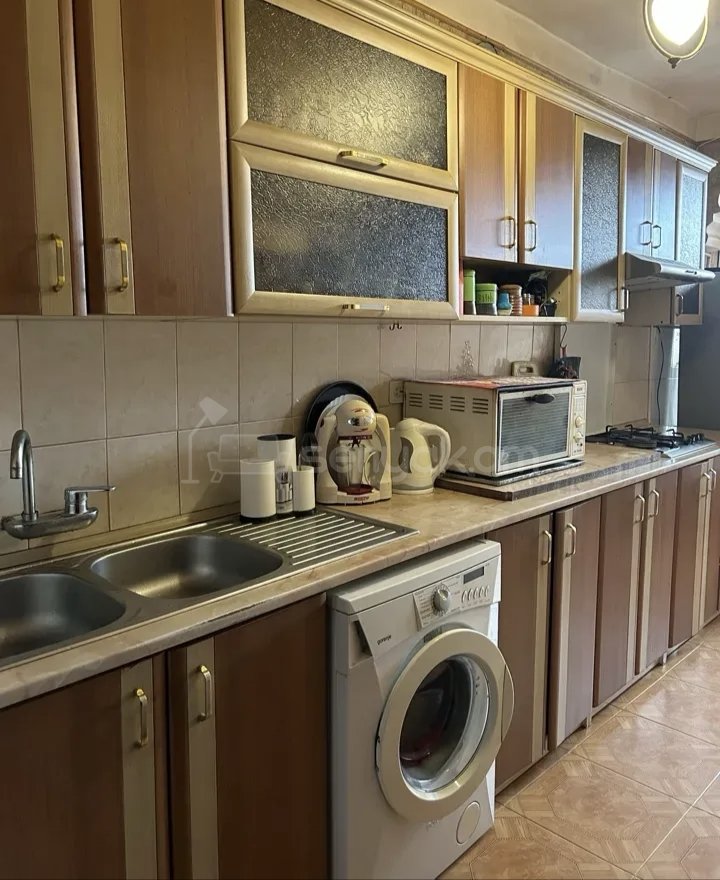 3 Սենյականոց Բնակարան Քարե Շենքում, 78քմ, 4/5 հարկ, Նորմալ Վիճակում, Կահավորված