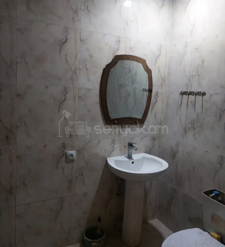 3 Սենյականոց Բնակարան Քարե Շենքում, 78քմ, 1/1 հարկ, Նորմալ Վիճակում, Կահավորված