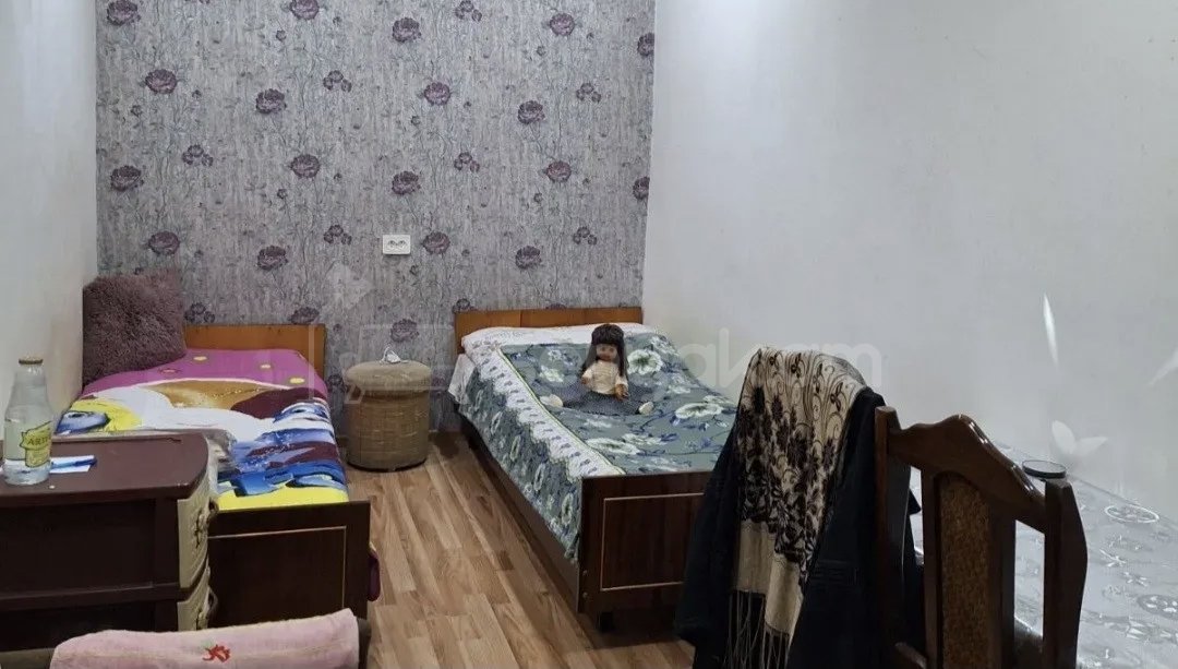 3 Սենյականոց Բնակարան Քարե Շենքում, 78քմ, 1/1 հարկ, Նորմալ Վիճակում, Կահավորված