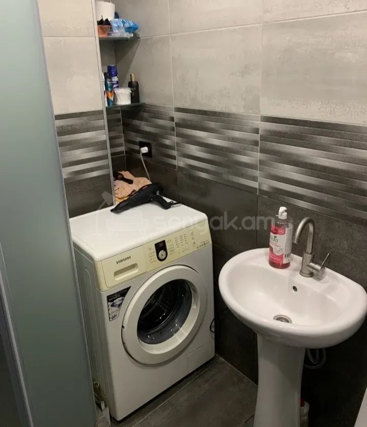 2 Սենյականոց Բնակարան Քարե Շենքում, 56քմ, 3/5 հարկ, Նորմալ Վիճակում, Կահավորված