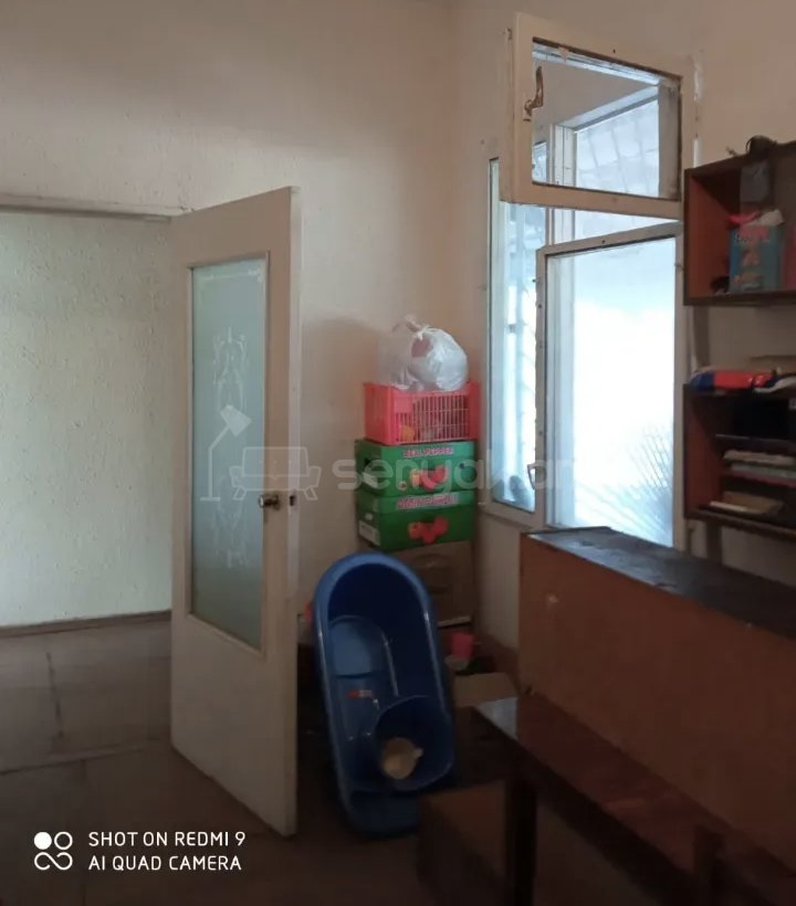 3 Սենյականոց Բնակարան Քարե Շենքում, 84քմ, 2/2 հարկ, Նորմալ Վիճակում, Կահավորված