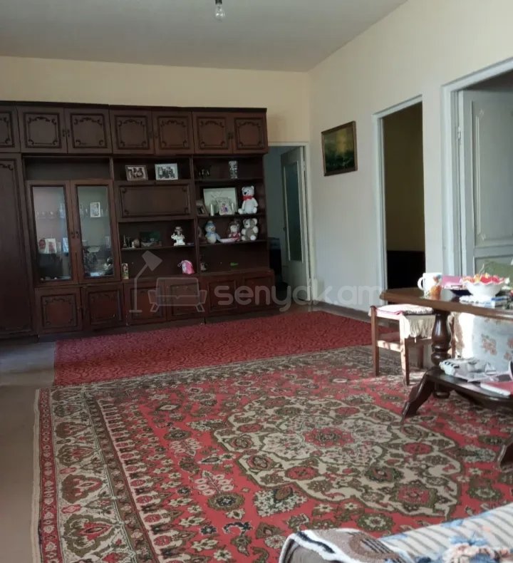 3 Սենյականոց Բնակարան Քարե Շենքում, 84քմ, 2/2 հարկ, Նորմալ Վիճակում, Կահավորված