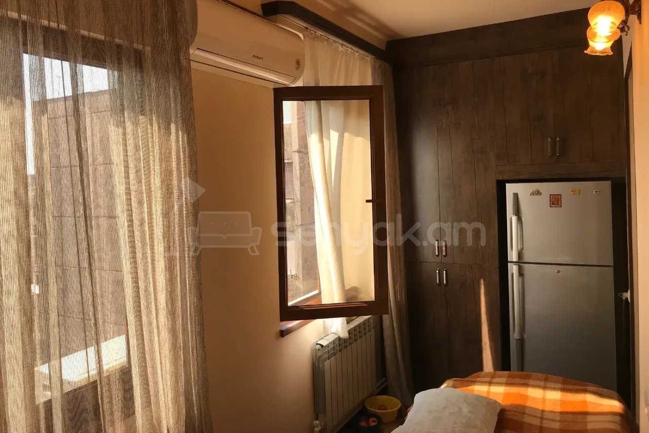 1 Սենյականոց Բնակարան Քարե Շենքում, 52քմ, 4/5 հարկ, Կապիտալ Վերանորոգված, Կահավորված