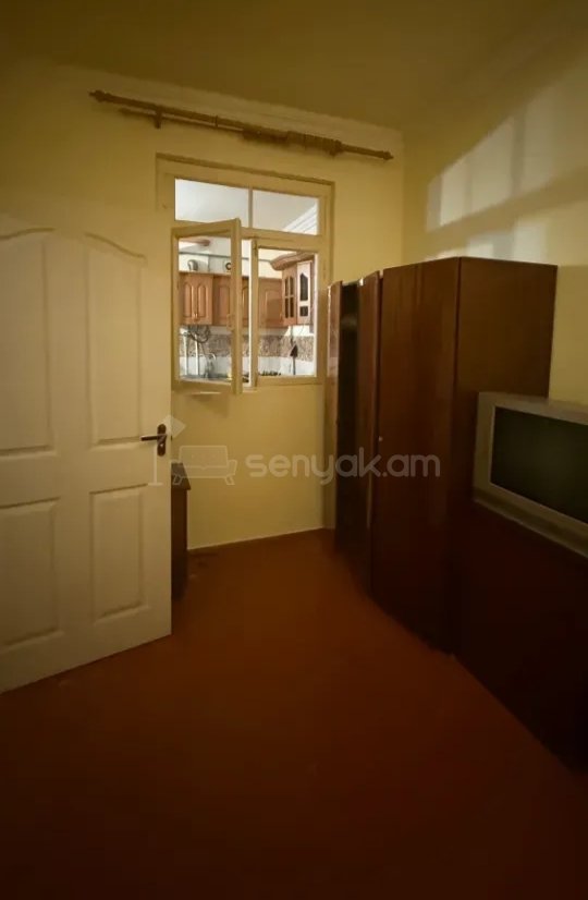 2 Սենյականոց Բնակարան Քարե Շենքում, 45քմ, 2/2 հարկ, Նորմալ Վիճակում, Կահավորված