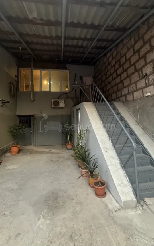 2 Սենյականոց Բնակարան Քարե Շենքում, 45քմ, 2/2 հարկ, Նորմալ Վիճակում, Կահավորված