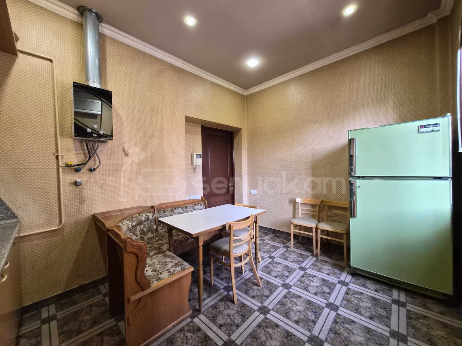 3 Սենյականոց Բնակարան Քարե Շենքում, 72քմ, 3/5 հարկ, Նորմալ Վիճակում