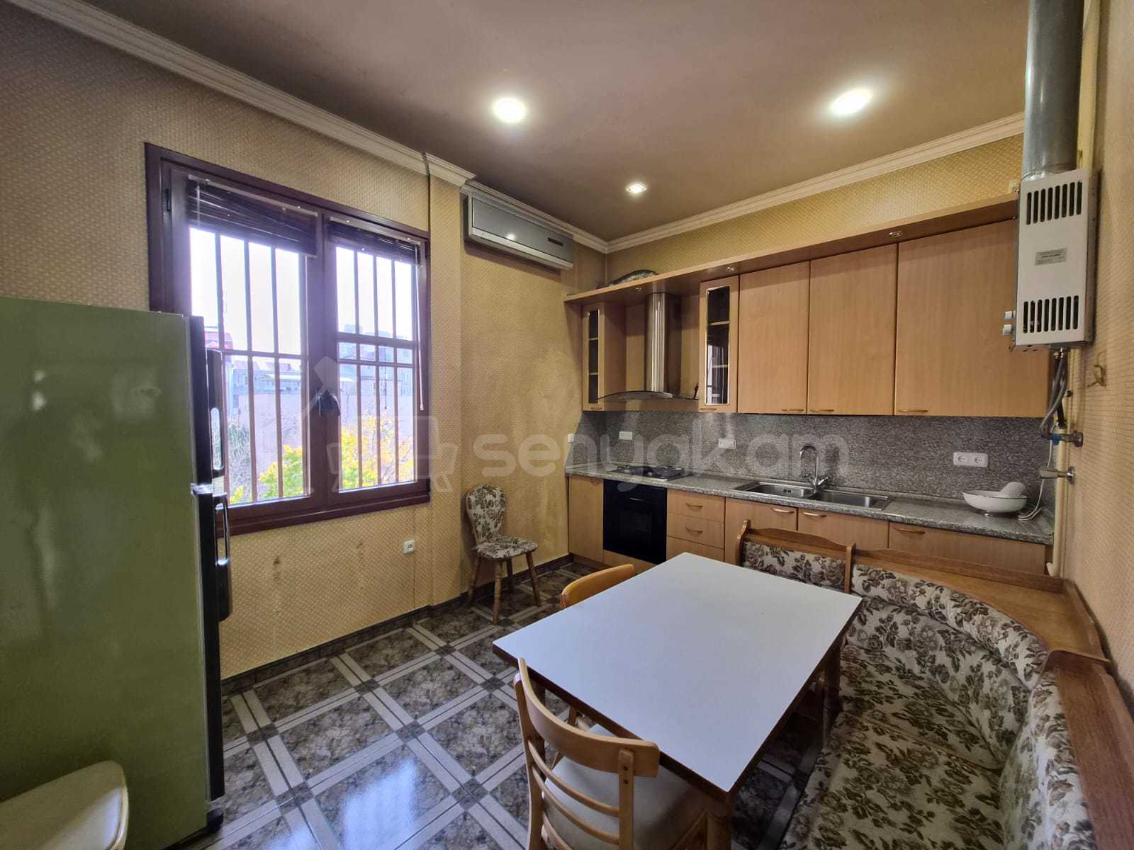 3 Սենյականոց Բնակարան Քարե Շենքում, 72քմ, 3/5 հարկ, Նորմալ Վիճակում