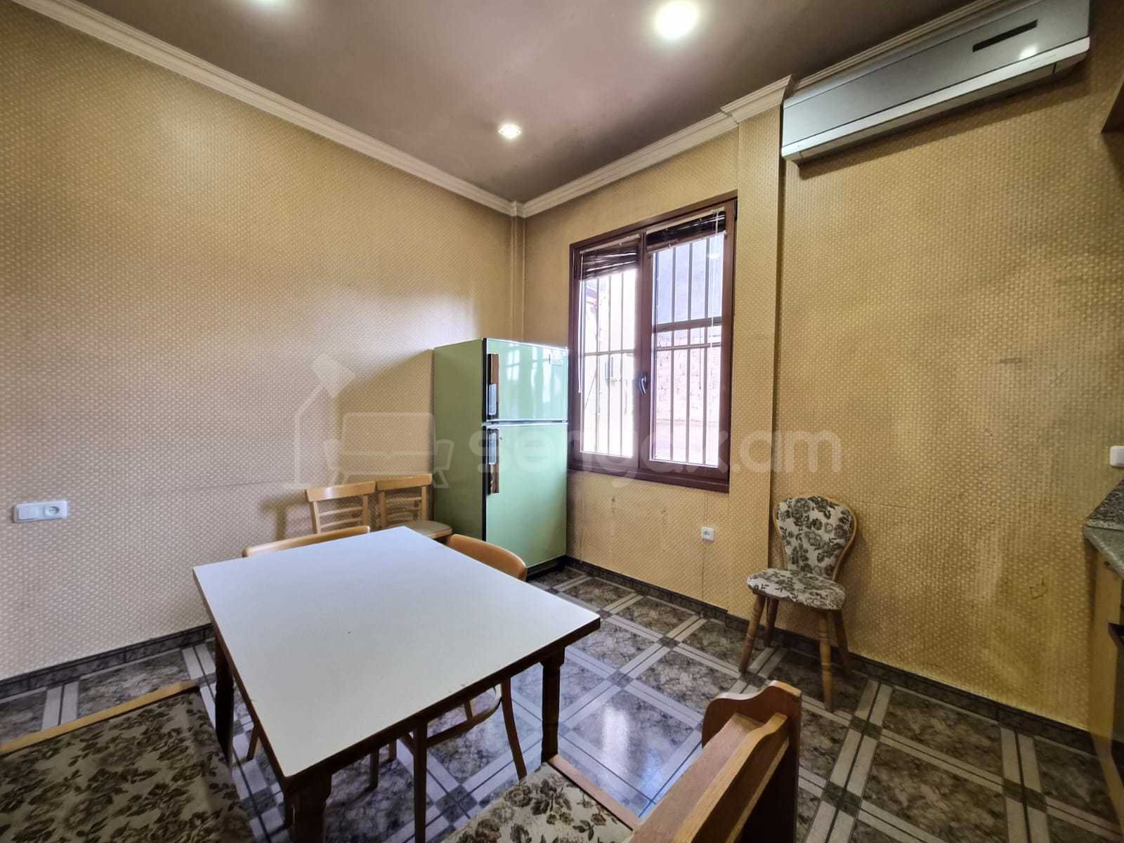 3 Սենյականոց Բնակարան Քարե Շենքում, 72քմ, 3/5 հարկ, Նորմալ Վիճակում