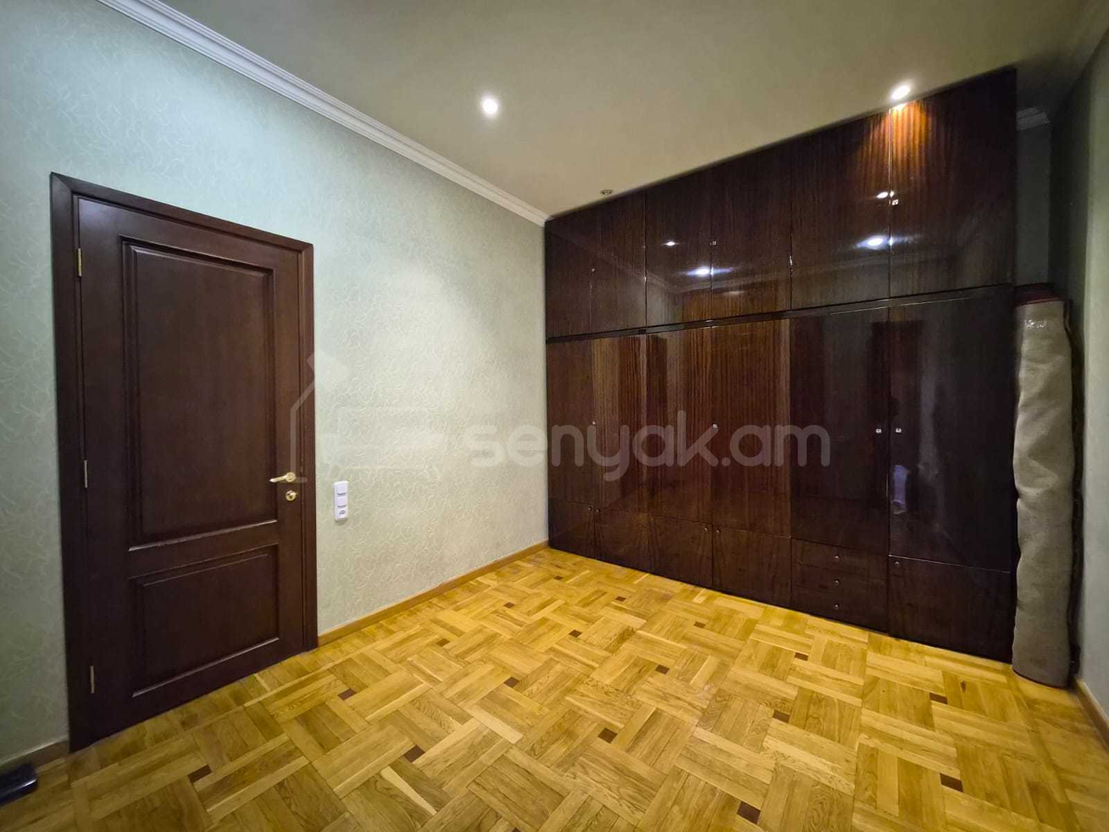 3 Սենյականոց Բնակարան Քարե Շենքում, 72քմ, 3/5 հարկ, Նորմալ Վիճակում