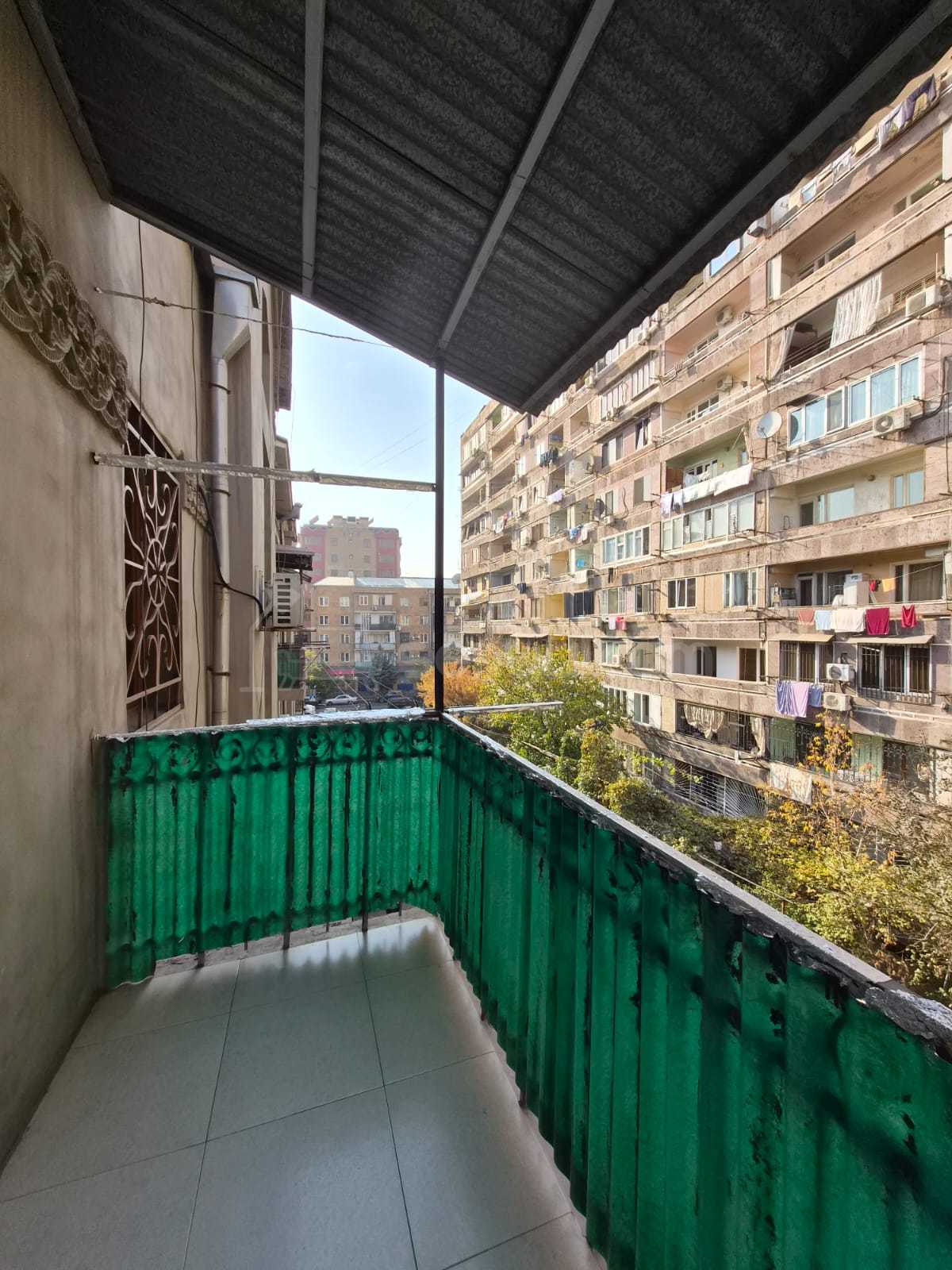 3 Սենյականոց Բնակարան Քարե Շենքում, 72քմ, 3/5 հարկ, Նորմալ Վիճակում